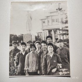 六七十年代。中国人民解放军部济南部队年轻战士们在毛主席巨大的雕像及部队大楼前合影留念原版老照片一张.尺幅12*9.4cm