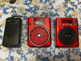 收音机三个 黑色的坏了 红色的广播好使.有一个广播挑台自己快进带.四节充电电池 红色背面都有电池盖，