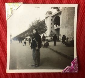 1966年穿布鞋的漂亮女青年背着包串联于武汉签赠老照片