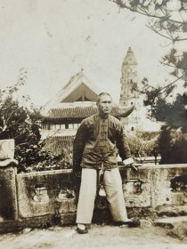 民国苏州风景老照片一个男子在虎丘塔旁合影（私人拍摄，角度独特）