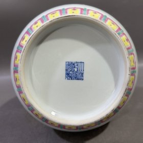 清乾隆粉彩蝴蝶象耳尊