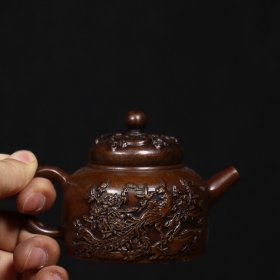 铜龙凤小茶壶  摆件，品相如图
口径：4.5厘米 高度：7.5厘米 长11.2厘米   重约：280克