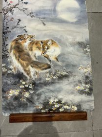 苏州籍著名画家高级工艺美术师汪传馥月色镜片66*44.5 汪传馥，一九三四年生于江苏苏州。现为中国工艺美术学会会员，吴门画派研究会会员，苏州市书画研究会会员；高级工艺美术师。汪自幼随父学画，后拜乡人杨公毅为师，继私淑任伯年。一九六一年受北京画家曹克家指导乃涉猎动物画。主要作品∶《猫戏图》、《春酣》条屏四幅（江苏人民出版社），《樱花盛开》（中日美术交流展），《群猫花蝶》四条屏（古吴轩出版社），199