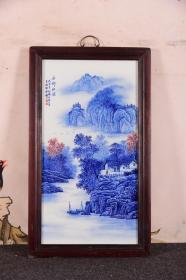 青花大王王步作品赏析！
红木镶精品青花釉里红山水瓷板画中堂竖挂屏！
《水鄉秋韵》
尺寸高90宽 53