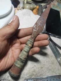 满铜箍的红缨枪头！