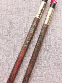 日本回流7.80年代李福寿石獾提笔，北京制笔厂。出锋4.5，直径1厘米。红木笔杆，牛角笔斗，手工刻字。一支新笔未拆封450元，一支使用过200元，状态良好。
