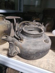 老锡壶收藏摆件，年代久远，品相如图，适合收藏装饰。喜欢的老铁看过来，价格合适就带走。