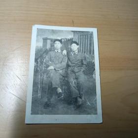 老照片–两名年轻军人坐在椅子上留影