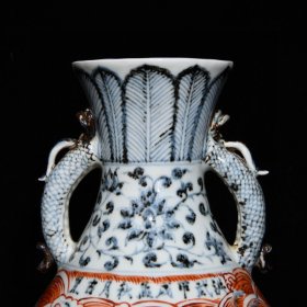 明洪武青花矾红龙纹双耳瓶