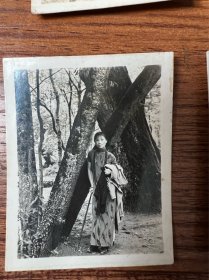 美女老照片9张，在烟雨楼前 ，公园里等