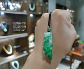 *珍品*终身保真*纯天然A货翡翠糯化种辣阳绿俏色雕刻苦尽甘来吊坠*底子细腻好匀净*种水足*种老起光*辣阳绿翠色高端夺目*饱满无裂纹近完美*市价不菲*苏工巧色雕刻五只如意搭配苦瓜铜钱精妙*上身古朴雅致*送证书锦盒配挂绳*随缘拍