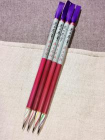 进口日本春日大社出品的鹿の卷笔，紫羊兼毫写经笔，中小楷毛笔，全新未用。鹿之卷笔的特色是五色披毛和五色彩带。出锋3.2，直径0.65厘米，88元一支，四支320元。