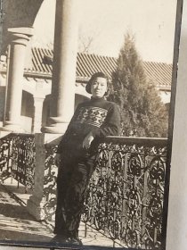 1953年山东农学院美女西式建筑下照片(解放初山东农学院美女小照片相册)