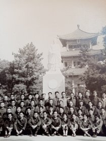 1979年全国水泵行业会议代表合影留念老照片一张，背景为武昌东湖行吟阁，尺寸大，品好包快递发货。