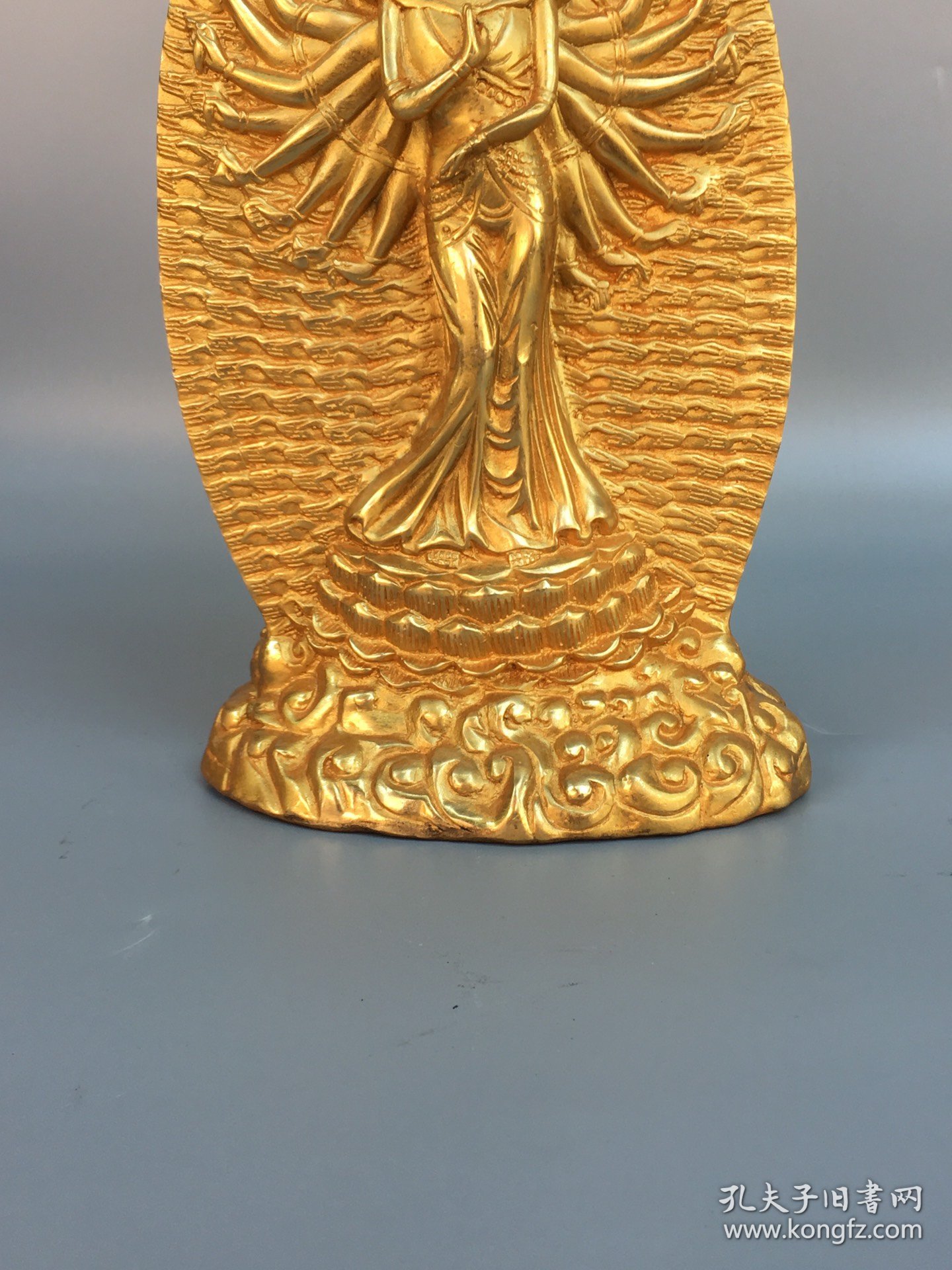 铜鎏金千手观音菩萨佛像，做工精美，包浆厚重，尺寸宽14cm高26厚6cm，重2.1公斤。