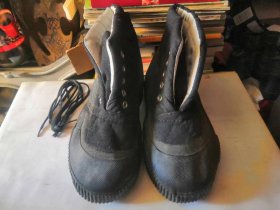 棉乌拉鞋，41码，全新，帆布面，黑胶底，面肥实不夹脚。鞋比实际号码要大，品相如图，完好，质量非常好，十分怀旧。