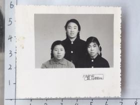 1974年三粗辫子美女合影照片