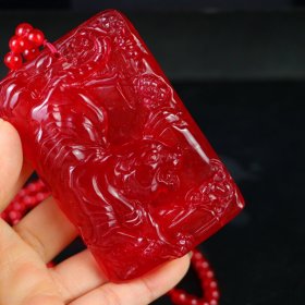 珍藏1完美高冰精工雕刻【虎牌】 规格：85*56*16mm 水头足，质地细腻纯净无瑕疵，颜色为纯正、明亮、浓郁、非常漂亮。
