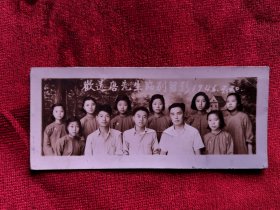 1946年7月欢送唐先生临别留影（照片前一排左侧有毕业于西南联大的荣世正烈士，1949年牺牲于重庆渣滓洞，照片背后有题记）