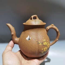 品名：泥绘松竹梅低款：汪寅仙
尺寸：18/13cm..容量：380cc泥料：原矿黄段砂