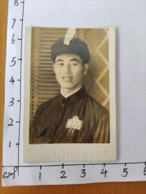1950年中国人民解放军李情白着50式军装佩戴毛主席像章照片(罕见)