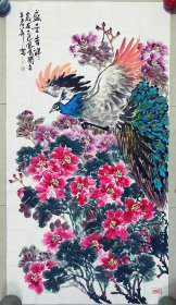 花鸟画，牡丹，向日葵，松树，孔雀，吉祥安康，写意画法，纯手绘，假一赔万，墨透纸背的，都是本人精心收藏的，贵州省美协王孝华老师的原创大作，老师的孔雀画的不亚于中美协老师，放大看孔雀的头部，画的非常细，笔法苍劲有力，浓淡干湿枯，画的很写实，很传神。1.8米×97公分的，大六尺整张的，家里客厅，卧室，书房，茶室，办公室都可悬挂，特别是玄关悬挂，非常合适，朋友结婚，家有喜事，乔迁新居送礼再好不过了！