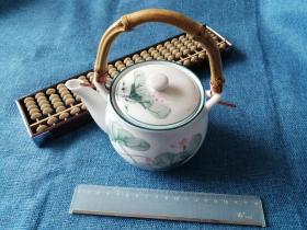 景德镇彩绘荷花茶壶，竹制手把，如图实拍，容量约400毫升。特价！看好下单，不退。