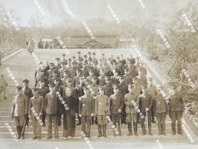 抗战时期 日本庙宇建筑门前石阶上日本陆军将领一众60人合影照 原版老照片一张（尺寸∶12*16.5cm）