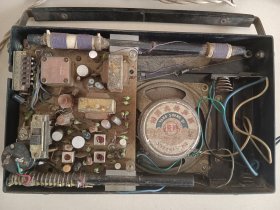 新华牌老收音机 原主人自行修改线路接外电源,打开有声音,有收台,音量大小失调声音很大 收台可调好使,背盖子内瑕疵小缺图九,拍前可发调试视频了解24.5×10.7×6