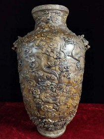 清代·雪花石盘龙赏瓶一件。高36直径23公分，重14斤。 雕工精湛，保存完好无损，高浮雕。
