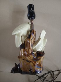 老瓷鸟台灯 瓷身完整正常使用 底座两个笔的插帽缺失一个 开关拉绳后配的 高30底座13×9