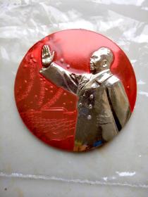 毛主席像章，精品招手，庆祝国庆十九周年。