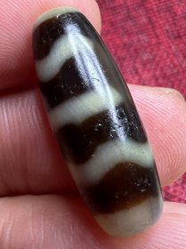 藏传百年以上 水纹老天珠 这手感油润到极致 脱手欲出 包浆老道 皮壳熟润 氧化清晰 27*10MM