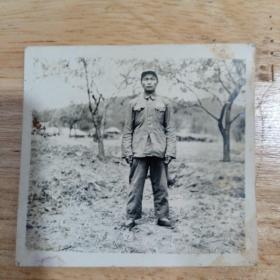 杨代楚赠给杨荣的照片，他们都是志愿军战友，回国后的照片，品相如图。