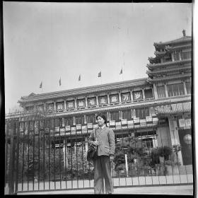 【老底片Z03948】《合影标语毛像，北京中国美术馆》120黑白负片底片一张，6×6厘米