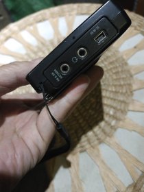 【便携式收音机】TECSUN PL606收音机 德生PL606高灵敏度收音机一台 德生通用电气制造有限公司【机器安装上电池按下POWER开关机可以正常收听广播，声音洪亮，按键灵敏，因为没有说明书，其他功能没有试机，仅试了收听广播功能】【外表正常使用轻微磨损划痕，图片为实拍，品相以图片为准】长度12.5cm宽度8cm厚度2.3cm机身编号39820170700245