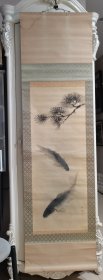 民国原装原裱双鱼图，画工一流，活灵活现，丝丝细节，寓意连年有余，署名湖杨，画面品相保存完好，装裱左上角有水渍， 轴头已掉