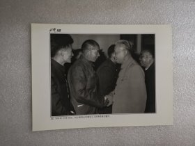 老照片：1959年10月26日，刘少奇同北京清洁工人时传祥亲切握手