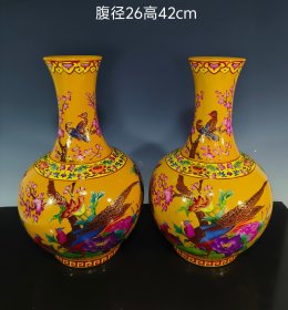 清乾隆年制花鸟纹天球瓶，品相如图，施釉均匀，全品无残。