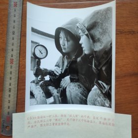 1977年，大港油田一矿二队女职工冒雨坚持作业