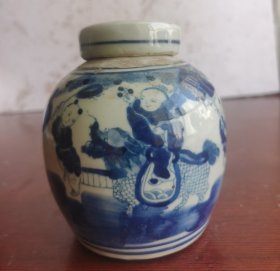 明代·兰青花童子骑麒麟戏玩图小坛罐，明兰青花画功古朴典雅，包浆厚重，精美漂亮！尺寸：直径 10cm ，高 12cm。有盖，完整！