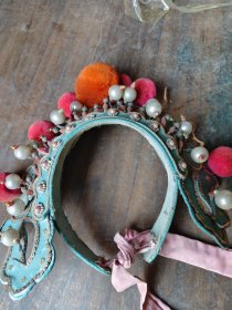 下乡收来以前唱戏的老戏帽，上边的珠子保存完好，绒球颜色鲜艳，好几十年还是保存的很好！