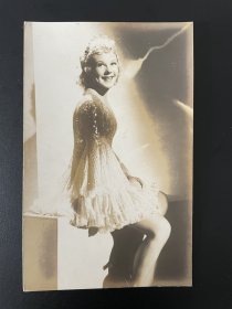 民国冰上皇后索尼娅·海妮照片。长13.5厘米，宽8.5厘米