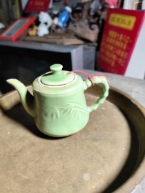 7g.六七十年代竹节青釉瓷茶壶