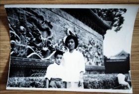 母子俩北京九龙壁前合影留念老照片