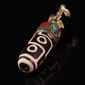 珍藏西藏收绿度母祖九眼至纯天珠挂坠
高10厘米 宽2厘米 重58克