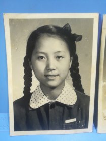 50年代同一个人2张长辫子美女老照片