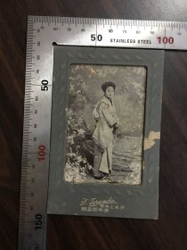 百年留影，日本明治时期，对应清代光绪时期（1868-1912年）和服少女老照片，带原压花衬板，尺寸品相如图，100包邮。