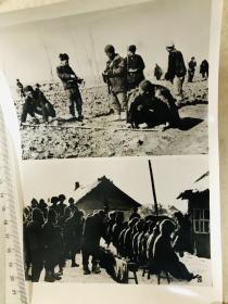 老照片，1950年解放初，没收地主的土地分配给无地的农民，农民在丈量土地，土改资料照片