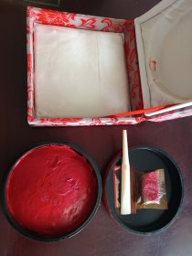 116，六七十年代，上海印泥 西泠印社印泥，美丽朱砂印泥，大号十两装，剔红盒，直径10.5。库存未使用，非常鲜艳。